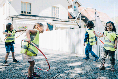 Barn som leker med rockringar