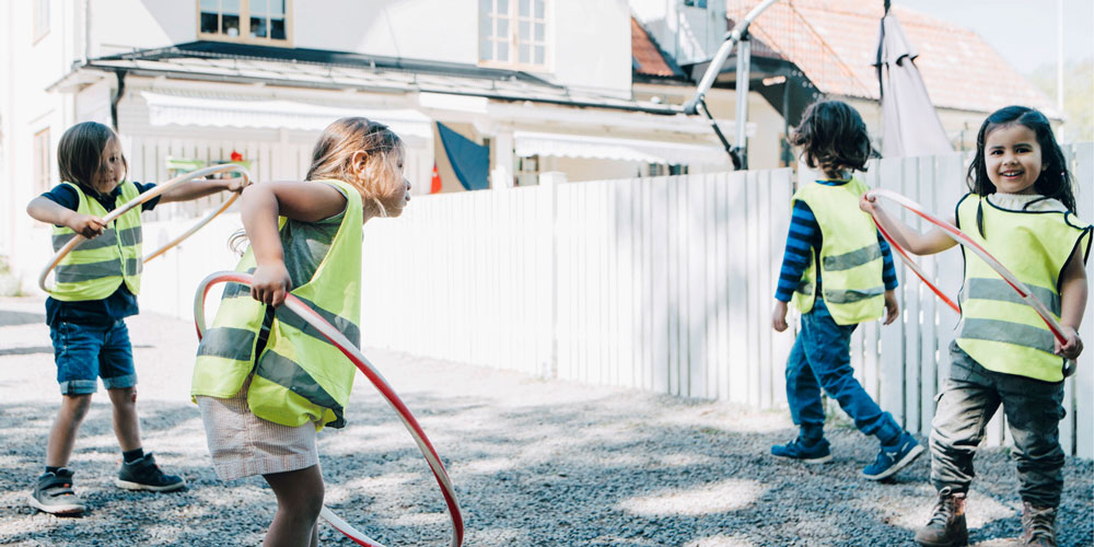 Barn som leker med rockringarr